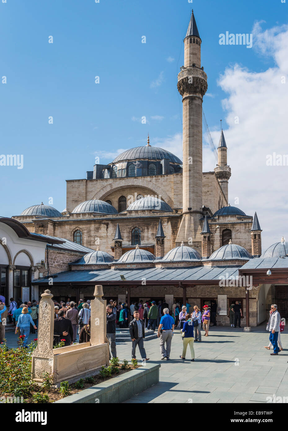 Dans la cour intérieure du musée de Mevlana, cellules des derviches, la mosquée Selimiye derrière, Aziziye Mh., Konya, Turquie Banque D'Images