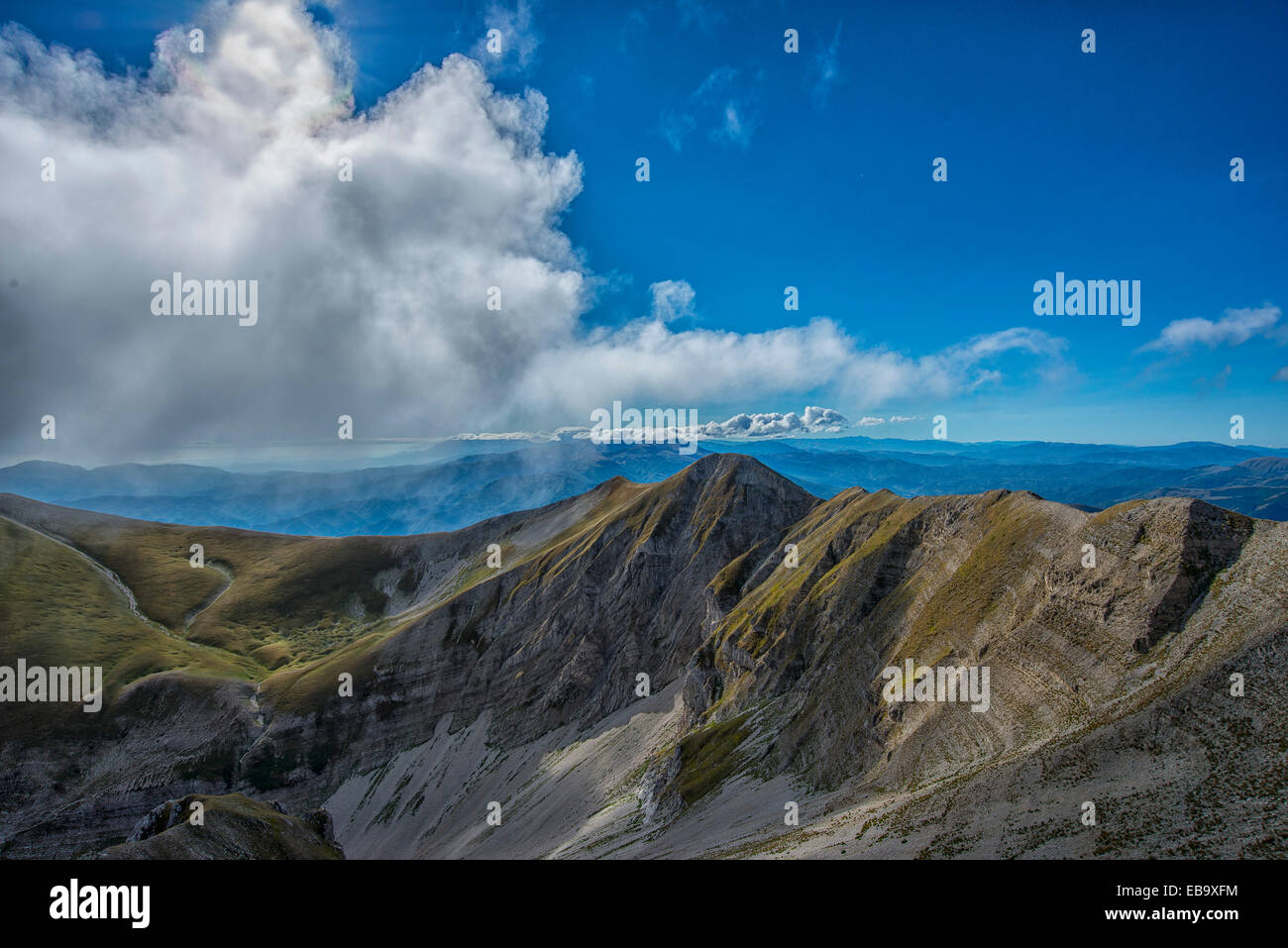 Des pics de montagne, le Mont Vettore, parc national Monti Sibillini, Ombrie, Italie Banque D'Images