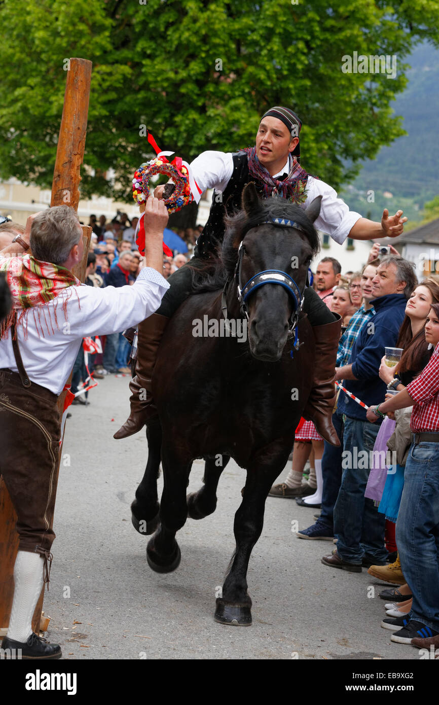 Un homme n'est autre qu'un concurrent d'une guirlande de fleurs, Kufenstechen, une coutume traditionnelle et festival, Feistritz an der Gail Banque D'Images