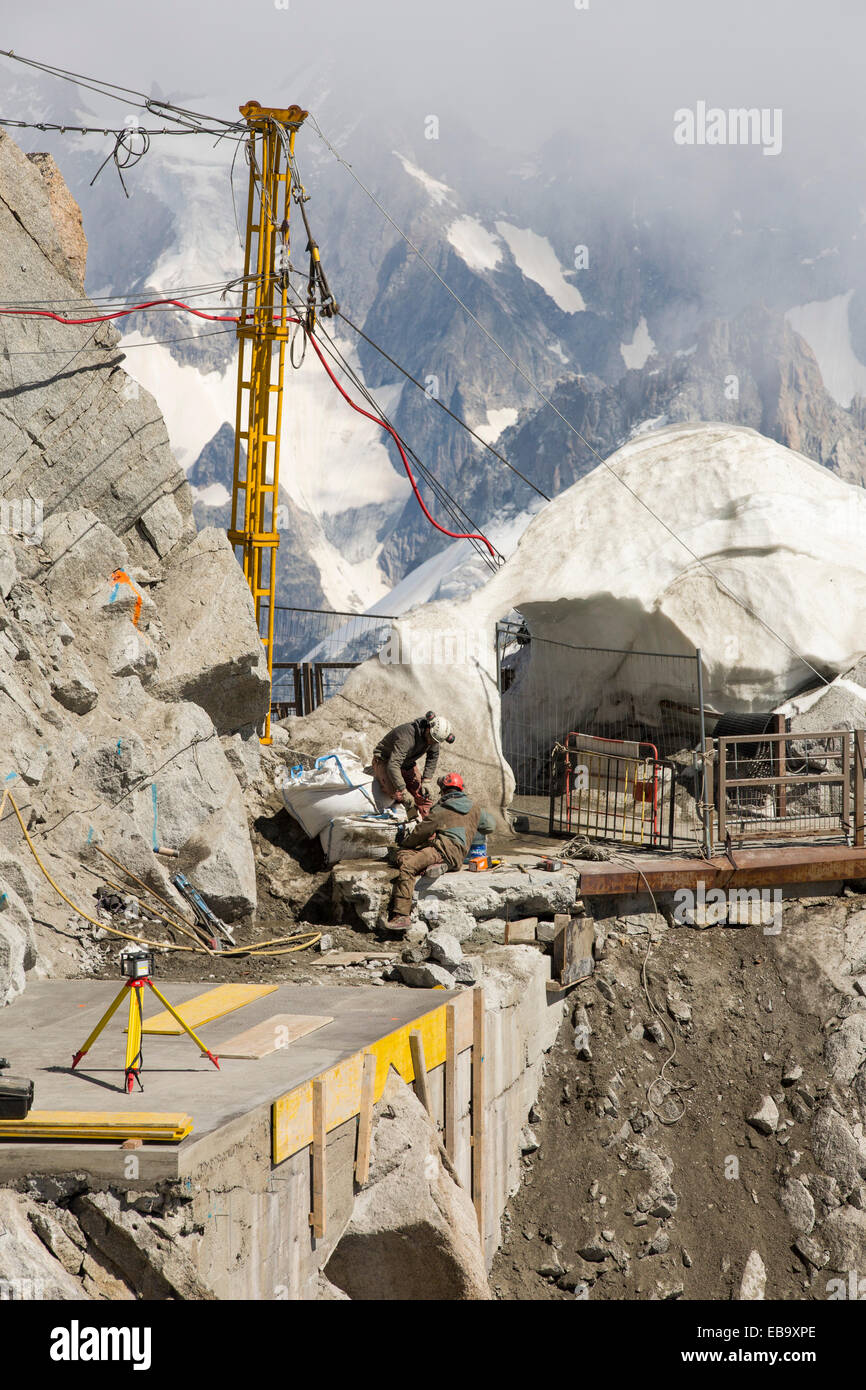 Les travailleurs de la construction spécialisés sur l'Aiguille du Midi  au-dessus de Chamonix, France Photo Stock - Alamy
