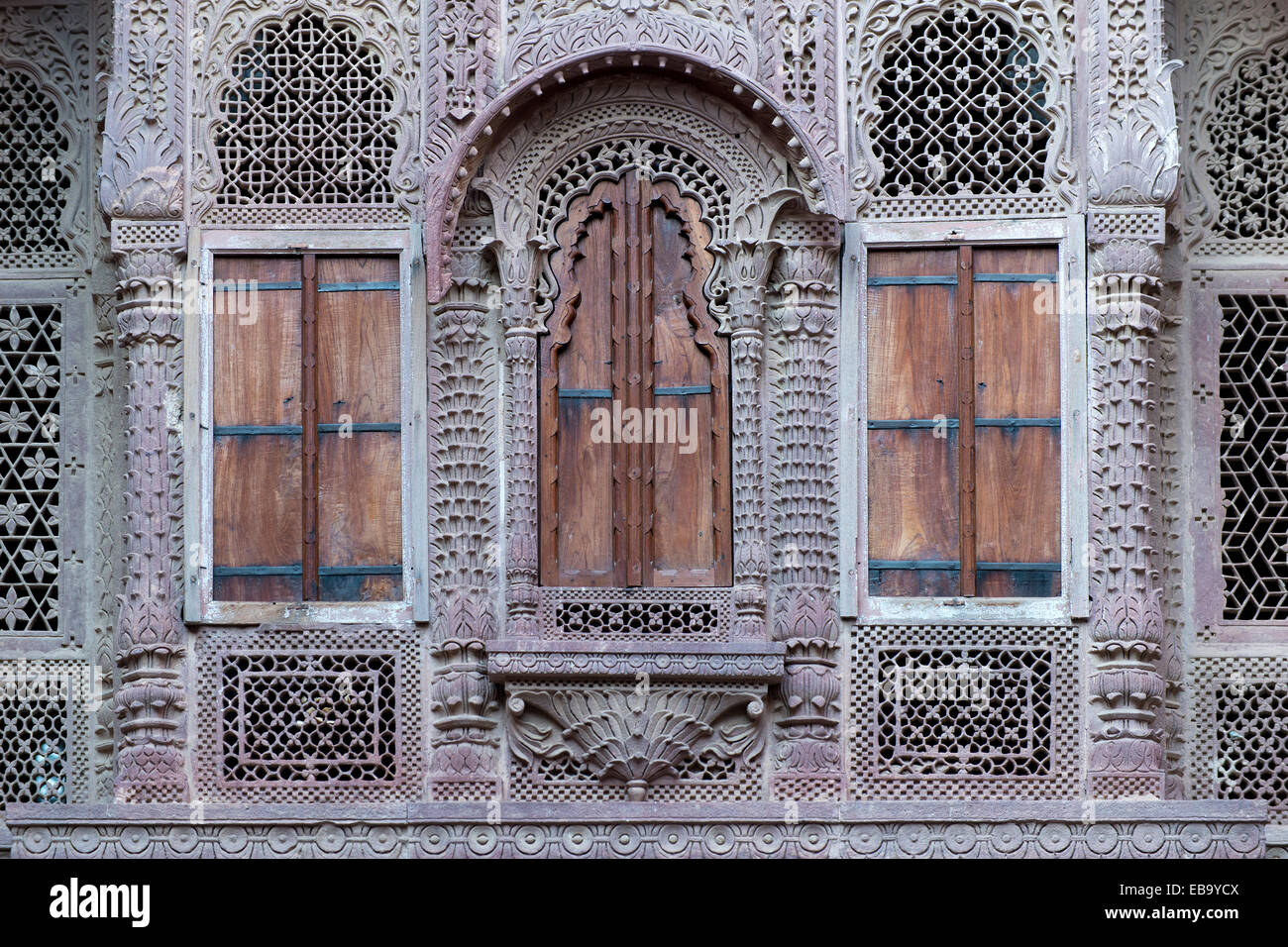 Fenêtres d'une façade très ornée, Fort Mehrangarh, Jodhpur, Rajasthan, India Banque D'Images
