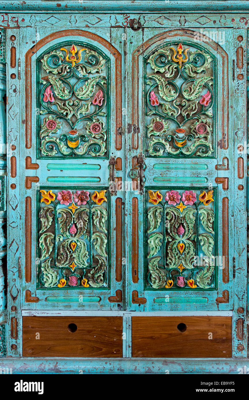 Sculpté richement fleurs dans une porte d'armoire de turquoise, Kochi, Kerala, Inde Banque D'Images