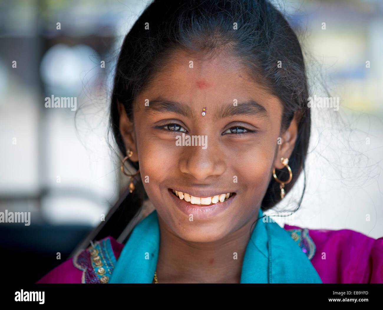 Smiling girl, portrait, Meenakshi Amman Temple ou temple de Minakshi Sri, Madurai, Tamil Nadu, Inde Banque D'Images