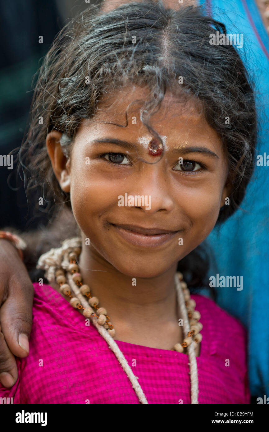 Girl, partie d'une famille hindoue pilgriming, portrait, Meenakshi Amman Temple ou temple de Minakshi Sri, Madurai Banque D'Images