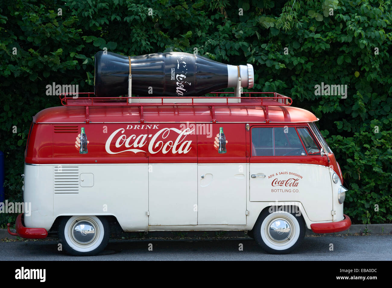 Type 2 Volkswagen VW T1, bus, Bulli, construite en 1950, avec des publicités de Coca-Cola, Landshut, Basse-Bavière, Bavière, Allemagne Banque D'Images
