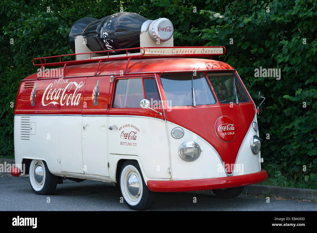 Type 2 Volkswagen VW T1, bus, Bulli, construite en 1950, avec des publicités de Coca-Cola, Landshut, Basse-Bavière, Bavière, Allemagne Banque D'Images