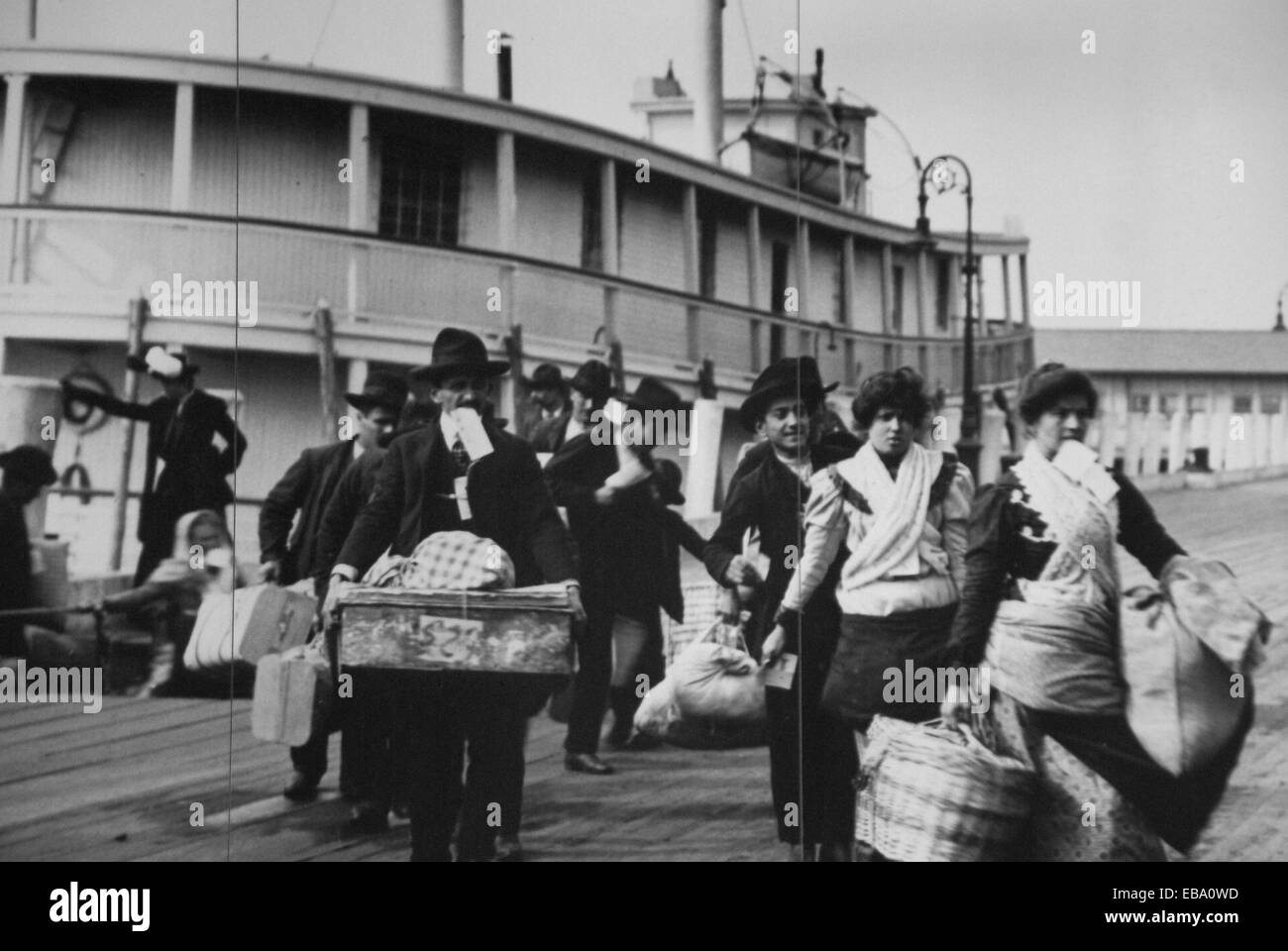 L'histoire, USA, New York. Les immigrants en provenance de l'Europe à l'Ellis Island, vers 1900 Banque D'Images