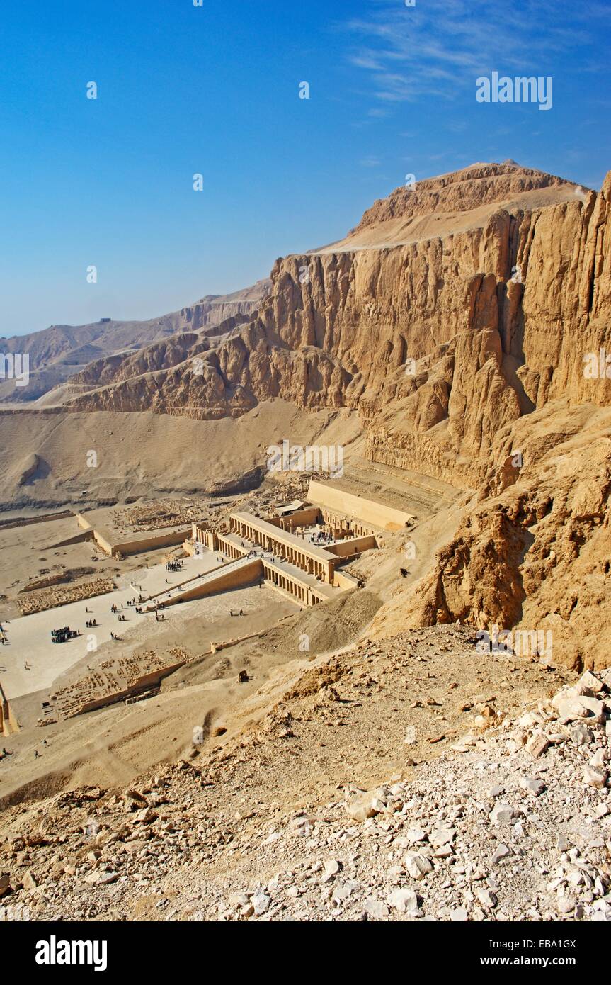 Voir dans la vallée de Deir el-Bahri, avec le Temple d'Hatchepsout, Deir el-Bahari, Luxor, Luxor, Egypte Gouvernorat Banque D'Images