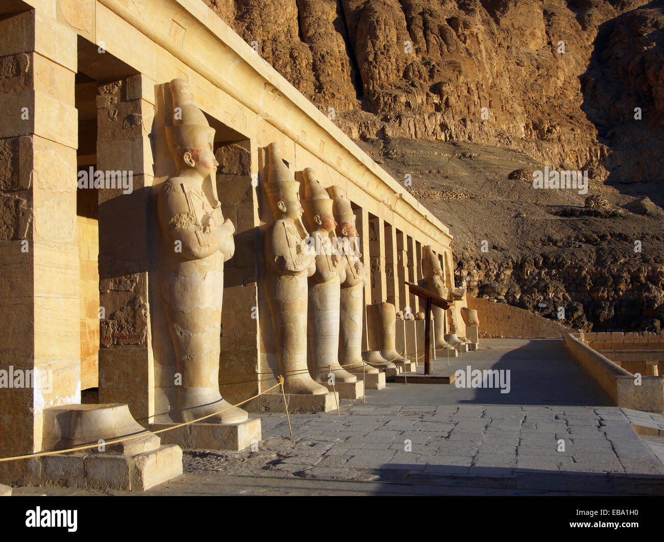 Façade avec des colonnes et des statues d'Osiris dans le Temple d'Hatchepsout, Deir el-Bahari, Luxor, Luxor, Egypte Gouvernorat Banque D'Images