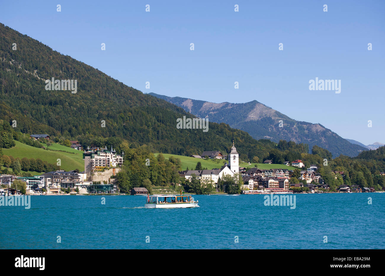 Bateau de service régulier sur le lac Wolfgangsee, avec l'église de pèlerinage à l'arrière, Sankt-wolfgang, Salzkammergut, Autriche Banque D'Images