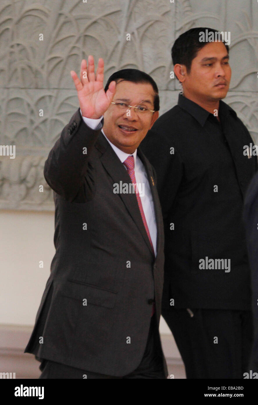 Phnom Penh. 28 Nov, 2014. Le Premier ministre cambodgien Hun Sen (L) vagues à des journalistes à Phnom Penh, Cambodge, le 28 novembre 2014 . Le Premier ministre cambodgien Hun Sen, vice-président du parti du peuple cambodgien au pouvoir, s'est entretenu avec Sam Rainsy, président de l'opposition, le Parti National Cambodge vendredi pour trouver des solutions aux questions en suspens après les deux dirigeants sont convenus en juillet pour mettre fin à leurs différends sur les élections de l'année dernière. Credit : Sovannara/Xinhua/Alamy Live News Banque D'Images