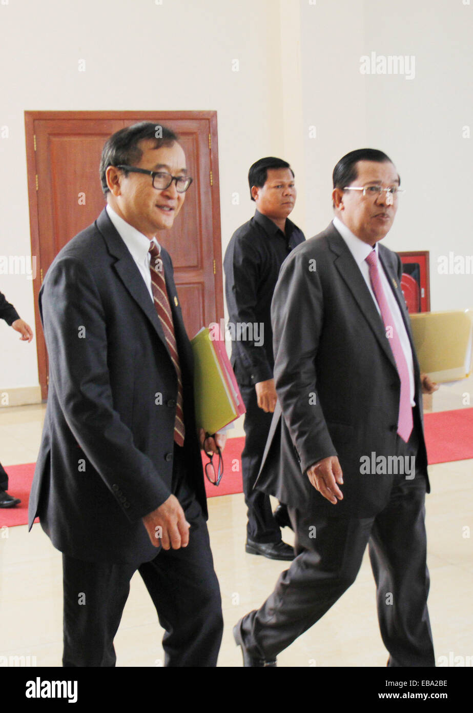 Phnom Penh, Cambodge. 28 Nov, 2014. Le Premier ministre cambodgien Hun Sen (R), également vice-président du parti du peuple cambodgien au pouvoir, promenades avec Sam Rainsy (L), président de l'opposition, le Parti National du Cambodge à Phnom Penh, Cambodge, le 28 novembre 2014. Hun Sen a rencontré Sam Rainsy vendredi pour trouver des solutions aux questions en suspens après les deux dirigeants sont convenus en juillet pour mettre fin à leurs différends sur les élections de l'année dernière. Credit : Sovannara/Xinhua/Alamy Live News Banque D'Images