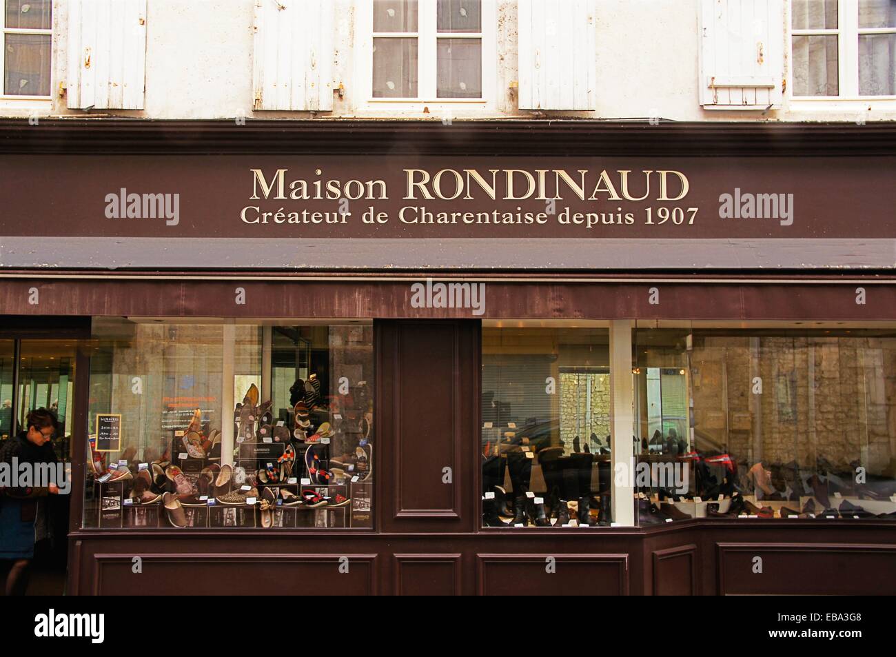 Charentaises" (balayeurs) boutique, à La Rochefoucauld, Charente,  Poitou-Charentes, France Photo Stock - Alamy