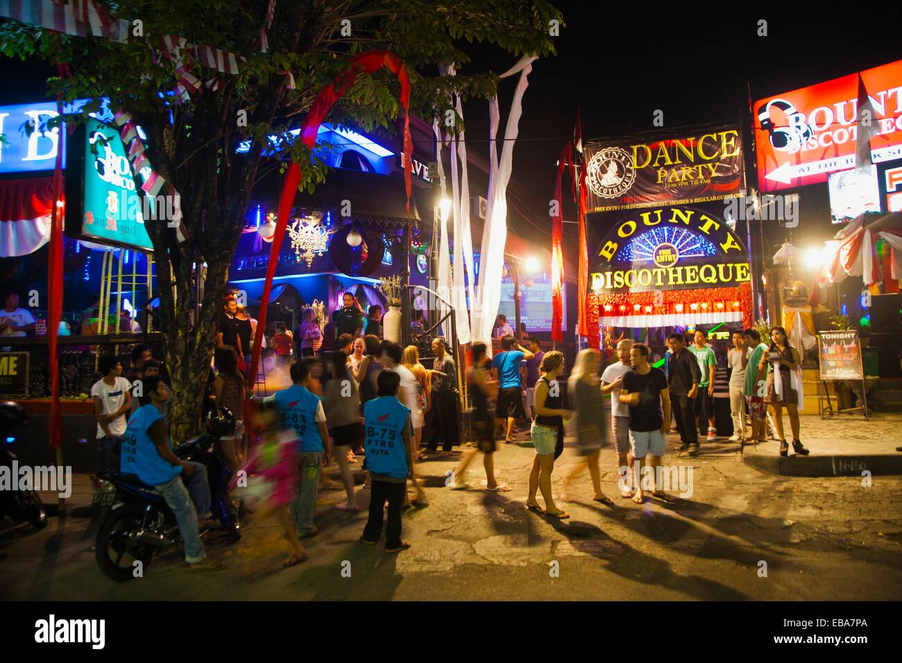 La vie de nuit  la rue Legian Kuta  Bali  L Indon sie 