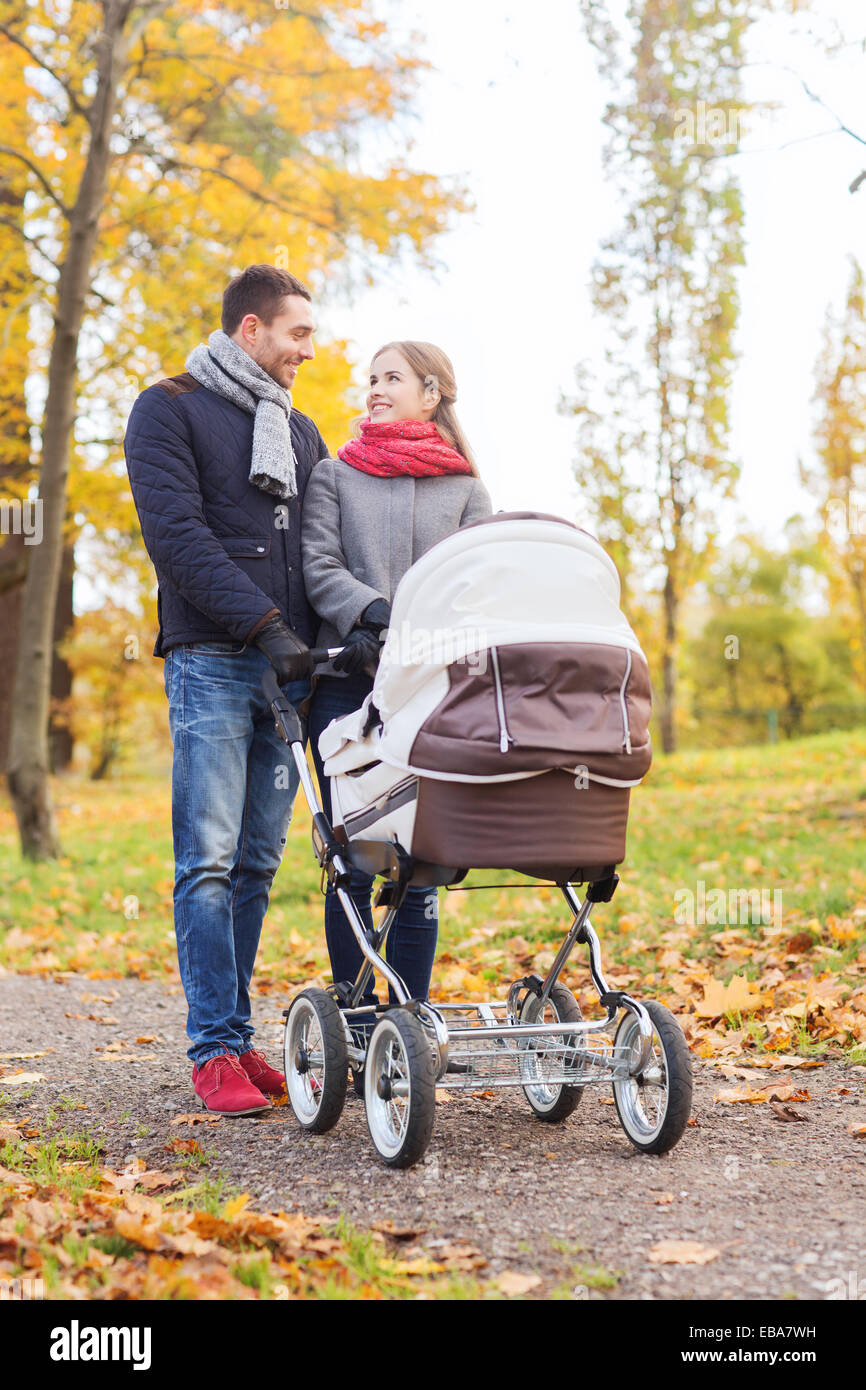 Smiling Couple Avec Bebe La Pram In Autumn Park Photo Stock Alamy