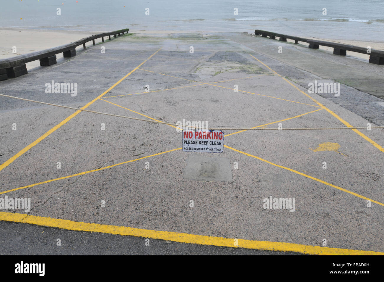 No parking sign sur cale à la mer Banque D'Images