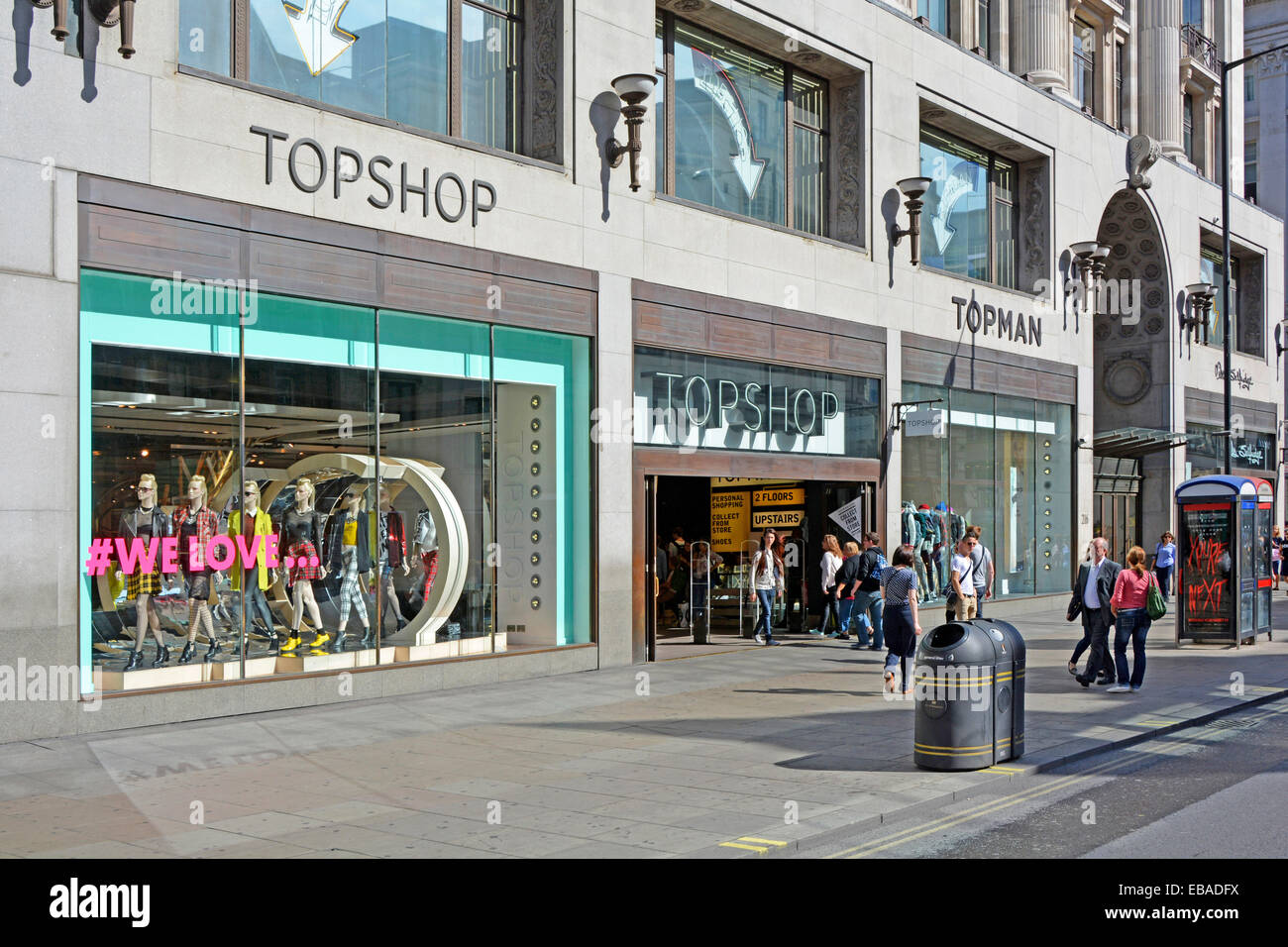 Scène de rue urbaine vue tôt le matin des façades de magasins Topshop et Topman magasins large trottoir dans Oxford Street West End Londres Angleterre Royaume-Uni Banque D'Images