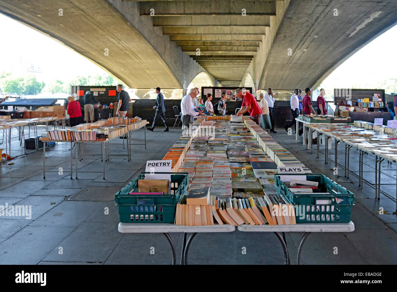 Des rangées de livres d'occasion au marché de plein air ci-dessous Waterloo Bridge Banque D'Images