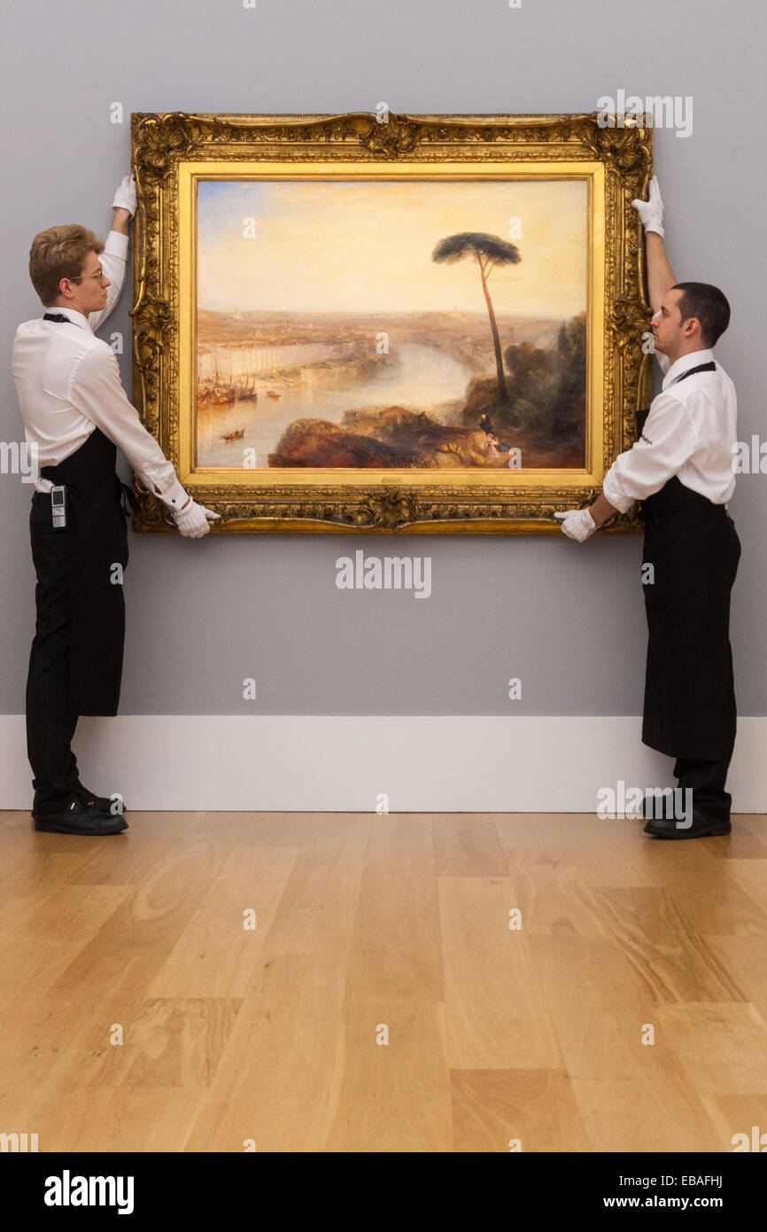 Sotheby's Londres, Royaume-Uni. 28 Nov, 2014. Sotheby's tenir un essai pour leur 3e décembre vente d'ancien maître et peintures britanniques à leur Bond Street gallery. L'exposition est présentée du 29 novembre au 3 décembre. Photo : Sotheby's gallery hang techniciens Turner, de l'Aventin, à Rome, le Mont lot phare de la vente avec les offres devraient être de l'ordre de 15 à 20 millions €. Crédit : Paul Davey/Alamy Live News Banque D'Images
