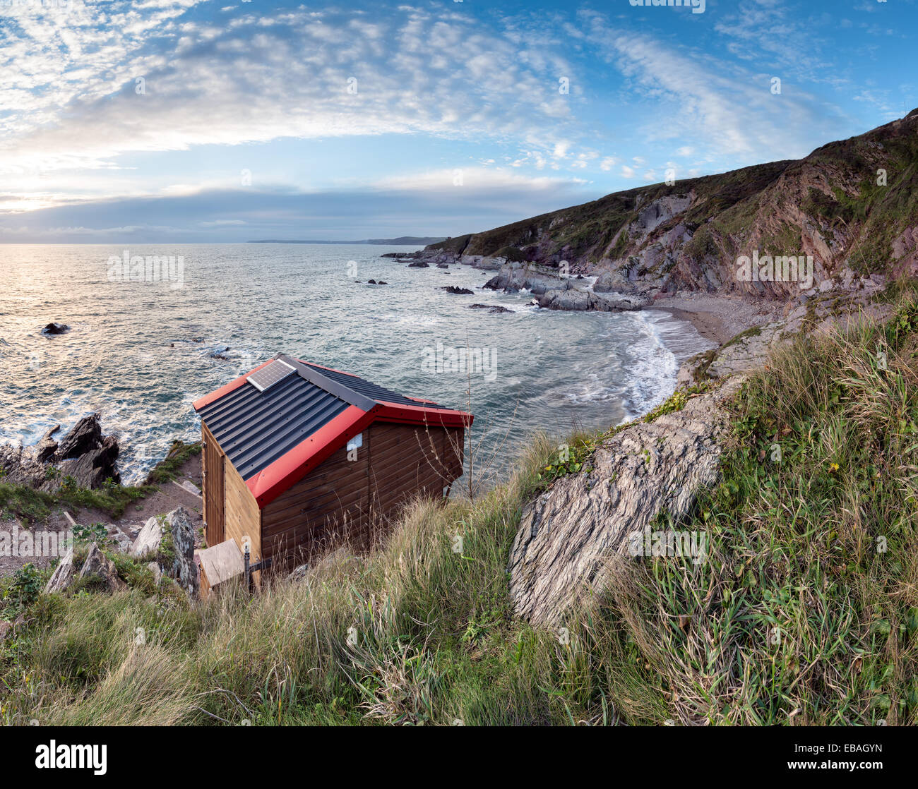 Cabane en bois sur les falaises à Freathy Whitsand Bay sur à Cornwall Banque D'Images