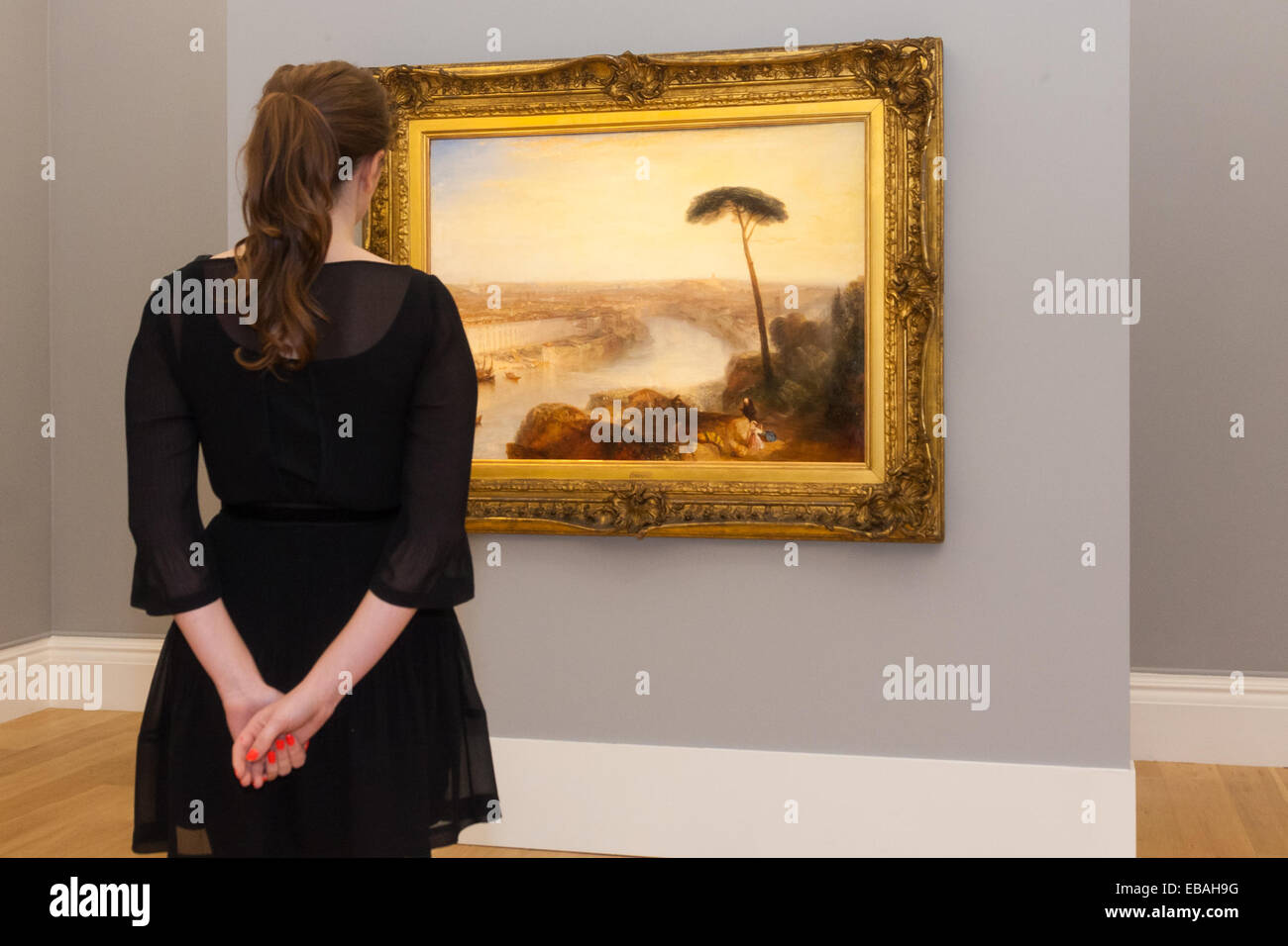 Sotheby's Londres, Royaume-Uni. 28 Nov, 2014. Sotheby's tenir un essai pour leur 3e décembre vente d'ancien maître et peintures britanniques à leur Bond Street gallery. L'exposition est présentée du 29 novembre au 3 décembre. Photo : une femme admire Turner, de l'Aventin, à Rome, le Mont lot phare de la vente avec les offres devraient être de l'ordre de 15 à 20 millions €. Crédit : Paul Davey/Alamy Live News Banque D'Images