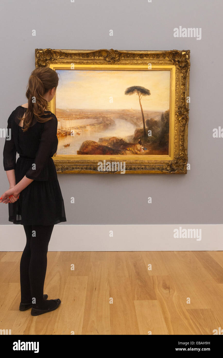 Sotheby's Londres, Royaume-Uni. 28 Nov, 2014. Sotheby's tenir un essai pour leur 3e décembre vente d'ancien maître et peintures britanniques à leur Bond Street gallery. L'exposition est présentée du 29 novembre au 3 décembre. Photo : une femme admire Turner, de l'Aventin, à Rome, le Mont lot phare de la vente avec les offres devraient être de l'ordre de 15 à 20 millions €. Crédit : Paul Davey/Alamy Live News Banque D'Images