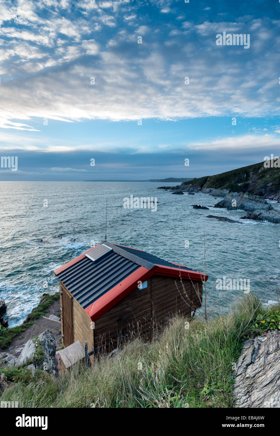 Cabane en bois sur les falaises à freathy whitsand Bay sur à Cornwall Banque D'Images