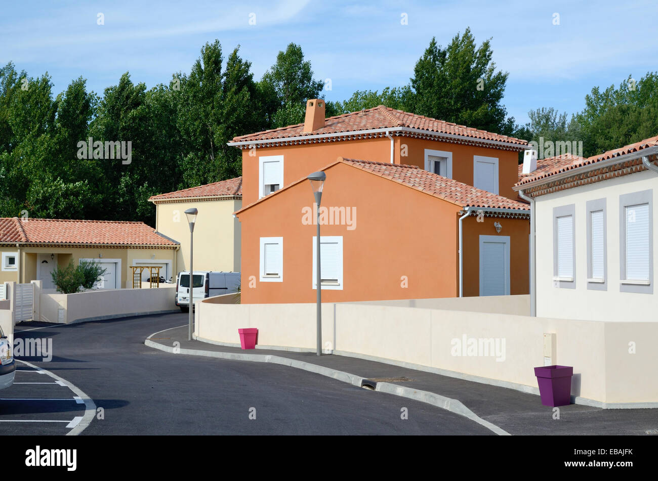 Nouveau lotissement de banlieue ou de nouvelles maisons à Les Pennes-Mirabeau Bouches-du-Rhône Provence France Banque D'Images