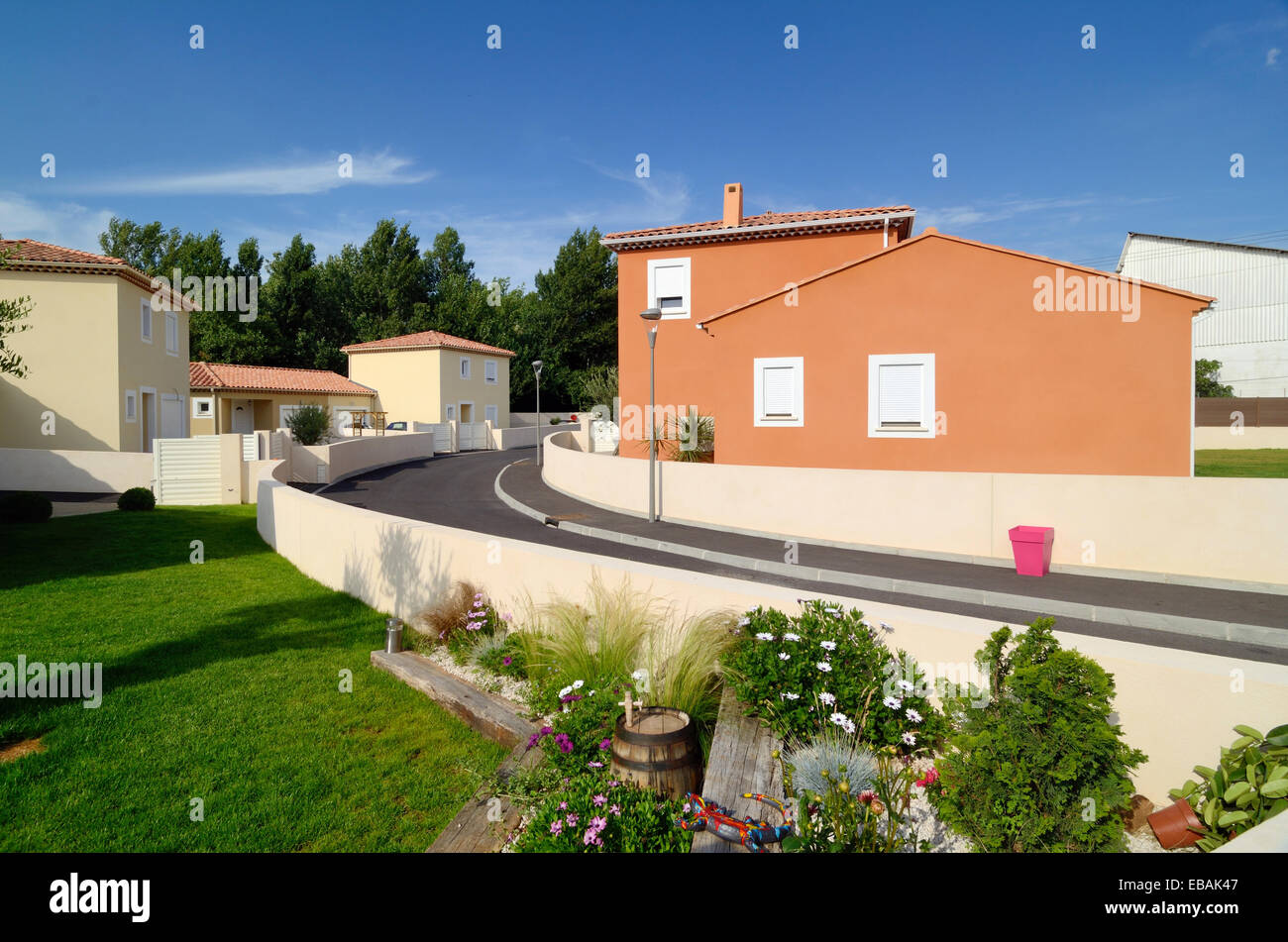 Nouveau lotissement de banlieue ou de nouvelles maisons à Les Pennes-Mirabeau Bouches-du-Rhône Provence France Banque D'Images