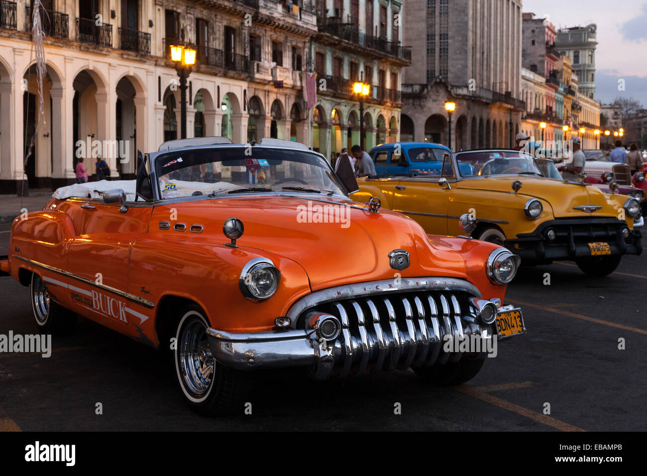 Voitures anciennes sur le Prado au crépuscule, à l'avant une Buick depuis les années 1950, La Havane, Cuba Banque D'Images