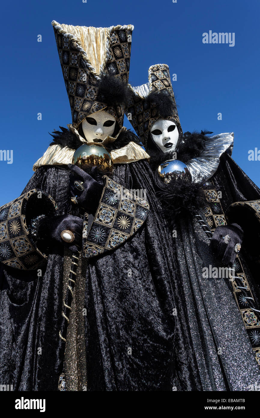 Masques et costumes de carnaval vénitien au Venetian juste sur la place du marché historique, Ludwigsburg, Bade-Wurtemberg Banque D'Images