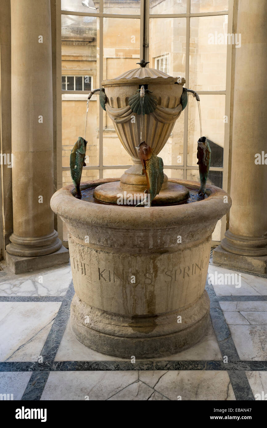 Les rois de l'eau de source Fontaine à l'intérieur de la chambre des pompes à baignoire Roman Baths Museum Banque D'Images
