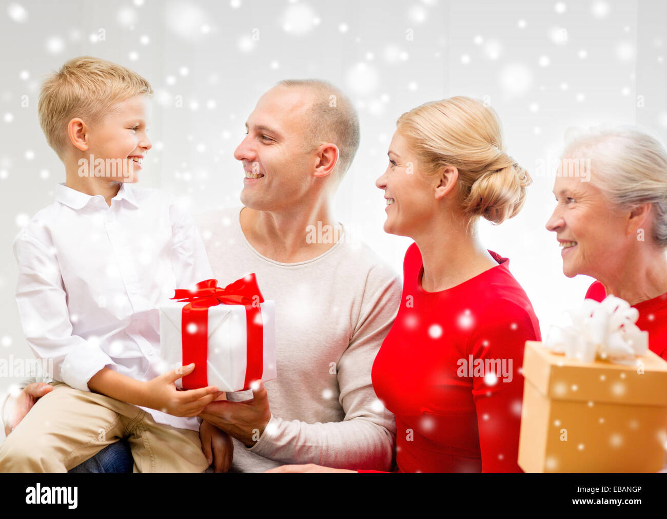 Smiling family with gifts at home Banque D'Images