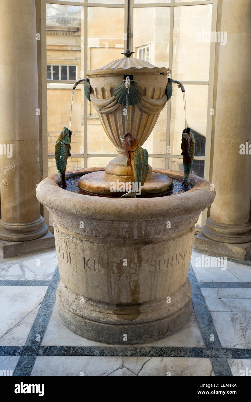 Les rois de l'eau de source Fontaine à l'intérieur de la chambre des pompes à baignoire Roman Baths Museum Banque D'Images