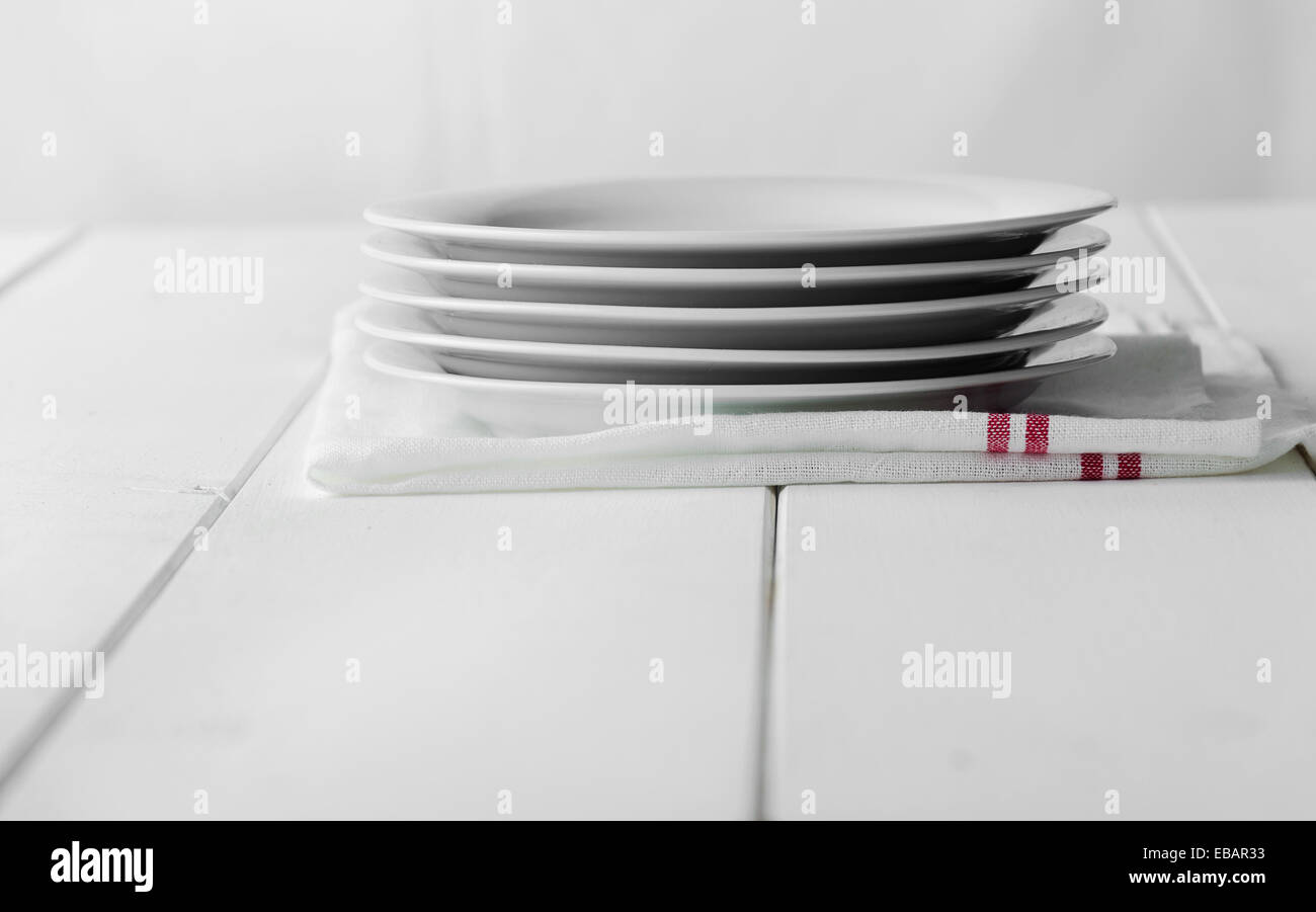 Pile vide de plats sur la table en bois blanc Banque D'Images