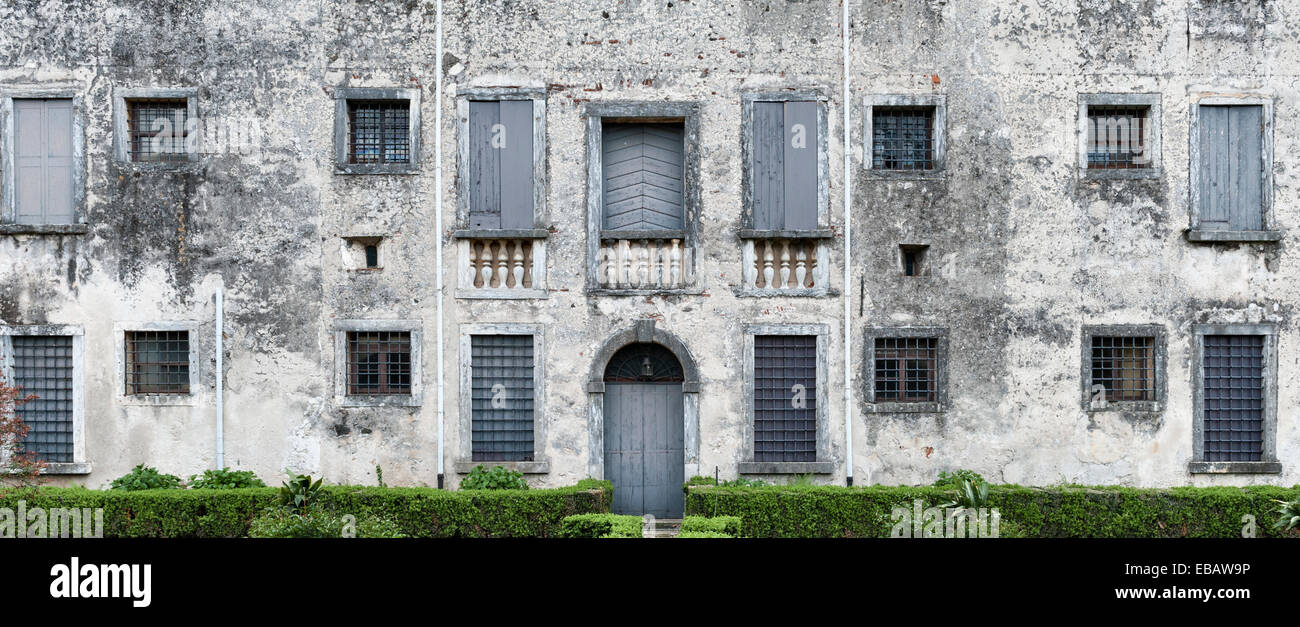 L'aile des serviteurs de la Villa Piovene Porto Godi, Vénétie, Italie. Le bâtiment d'origine est attribué à l'architecte Andrea Palladio, datant d'environ 1539 Banque D'Images