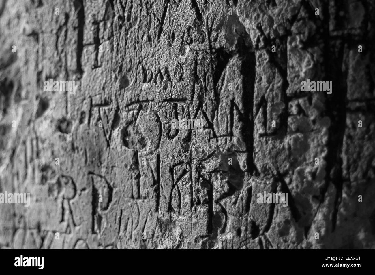 Les graffitis gravés dans la pierre. Banque D'Images