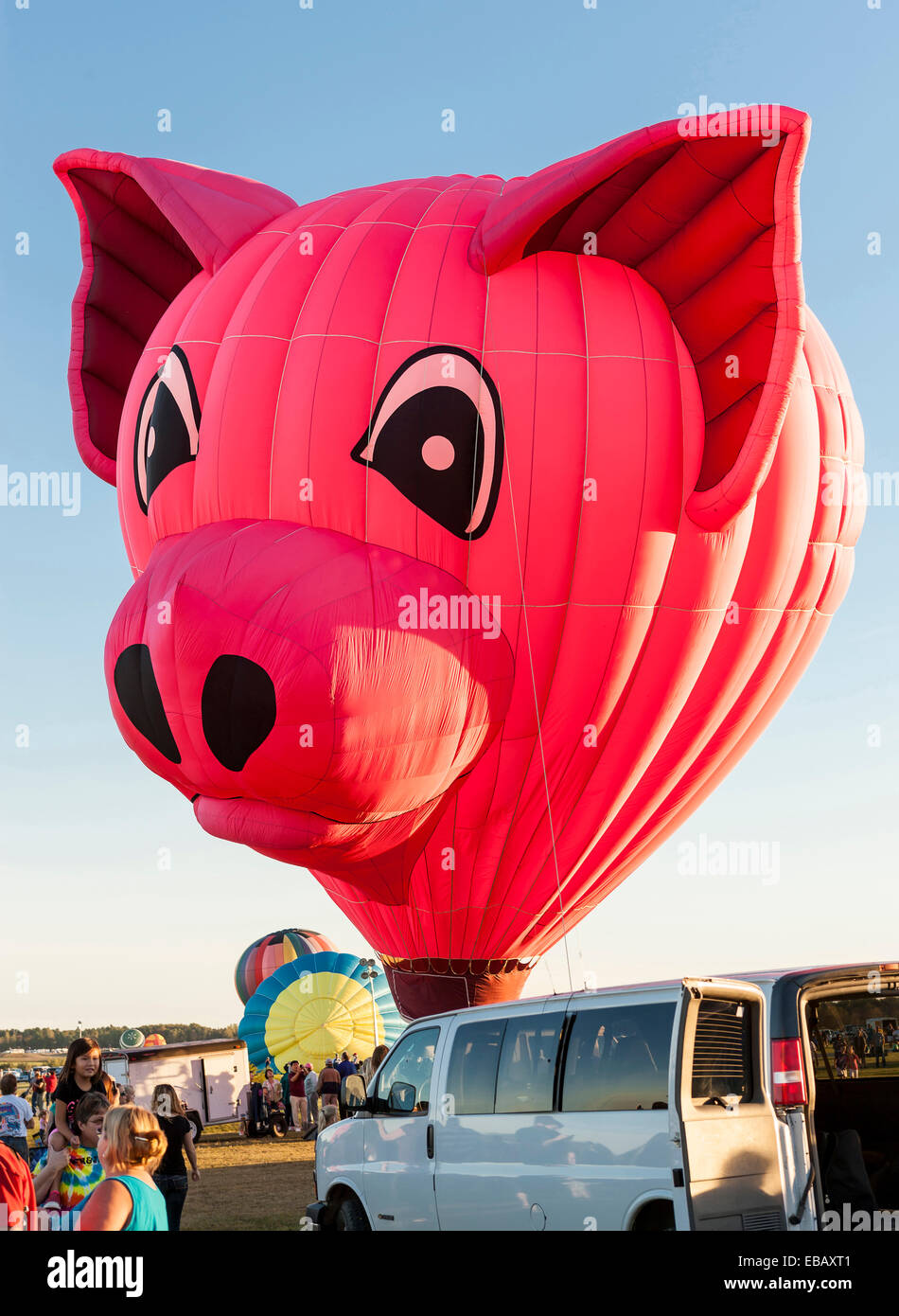 Queesbury, New York, USA - 20 septembre 2013 : La foule regarder comment une forme spéciale hot air ballon est gonflé avant le vol. Banque D'Images