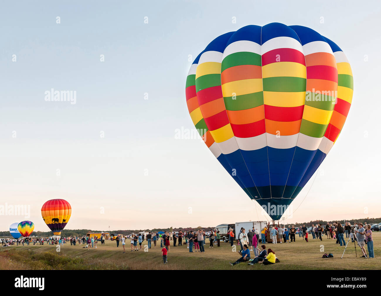 Queesbury, New York, USA - 20 septembre 2013 : La foule regarder comment les montgolfières sont gonflés avant le vol. Banque D'Images