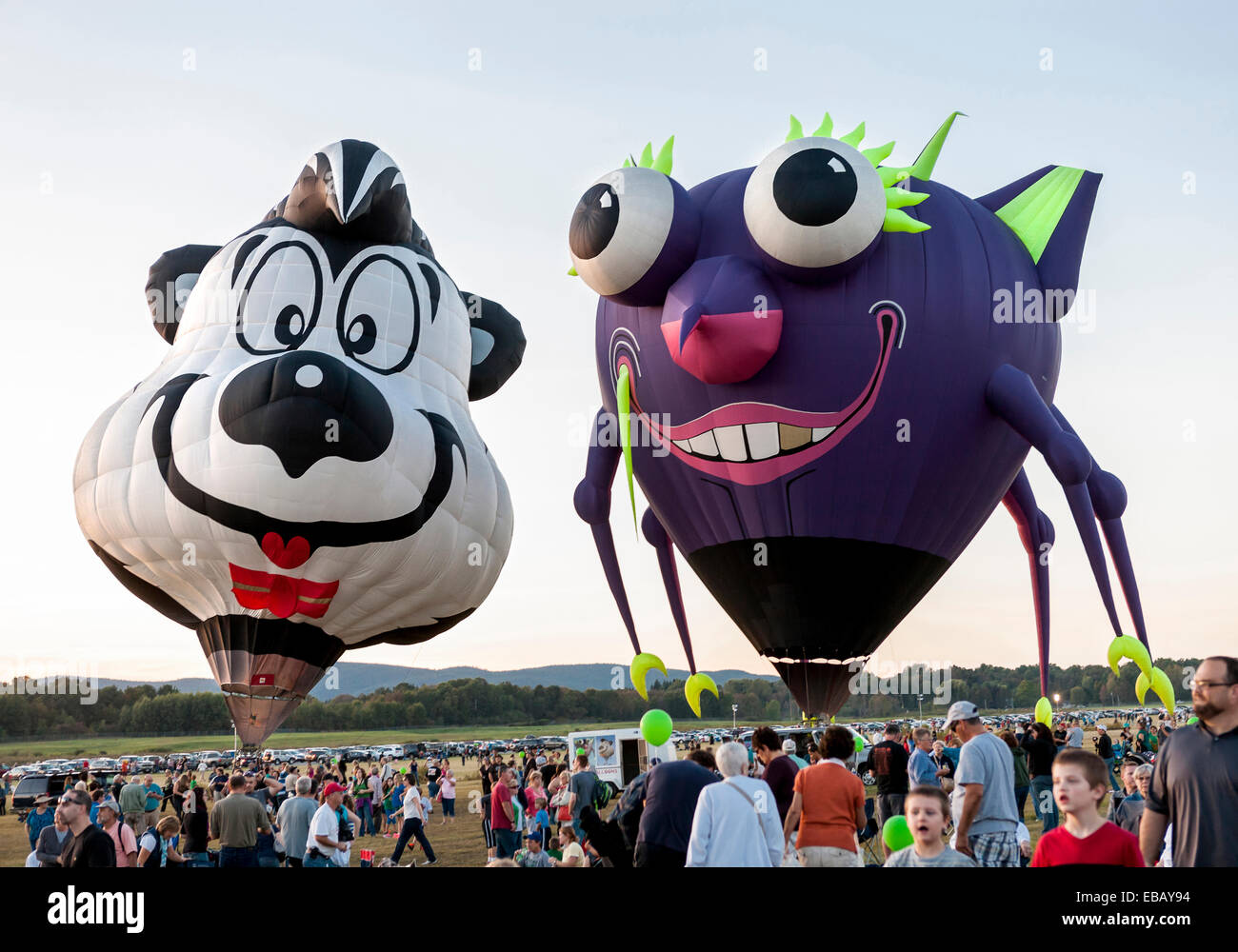 Queesbury, New York, USA - 20 septembre 2013 : La foule regarder comment deux forme spéciale hot air balloon sont gonflés avant le vol. Banque D'Images