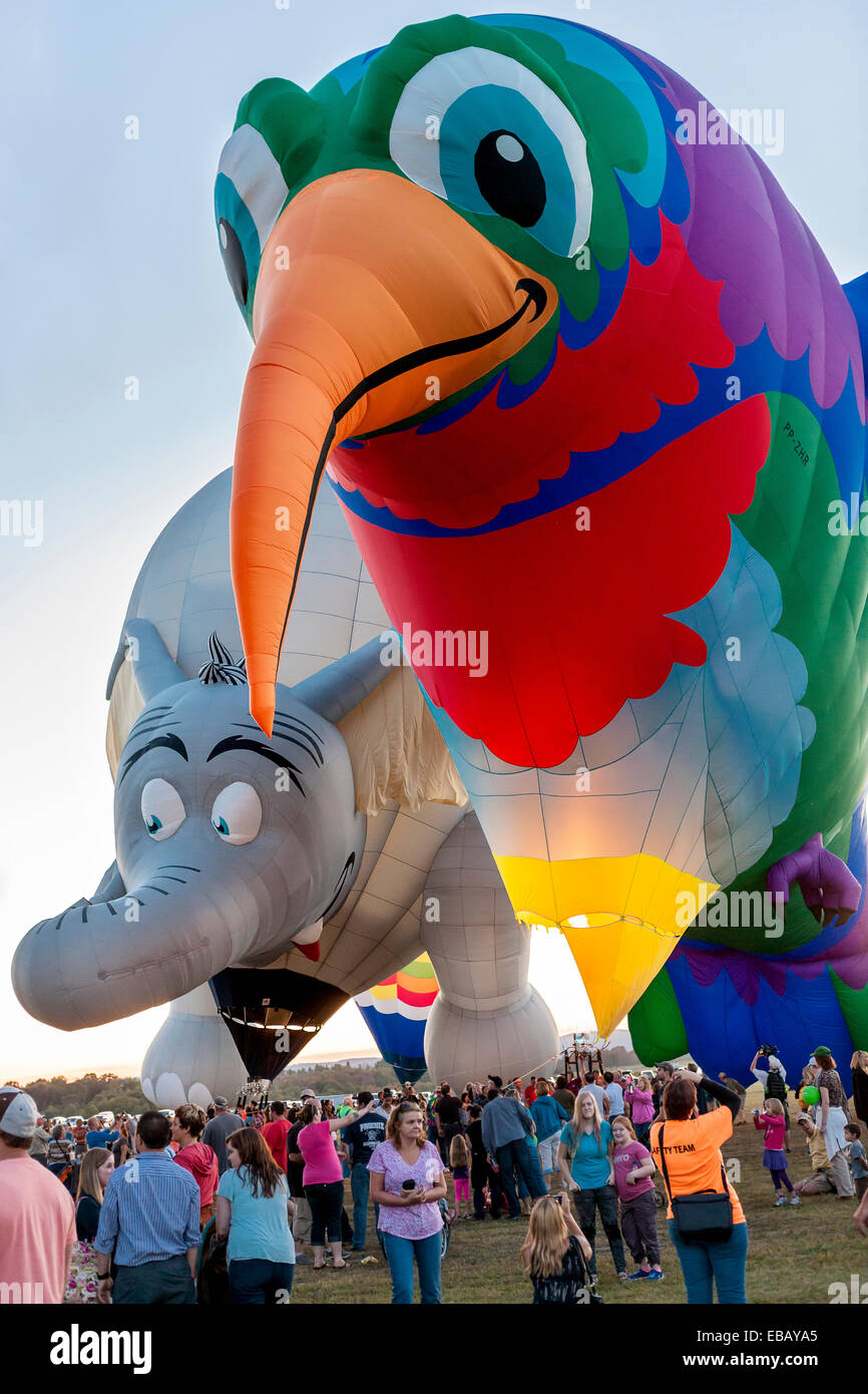 Queesbury, New York, USA - 20 septembre 2013 : La foule regarder comment deux forme spéciale hot air balloon sont gonflés avant le vol. Banque D'Images