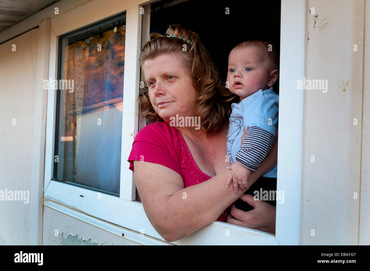 Personnes déplacées Croates de souche femme et son petit-fils dans la maison préfabriquée à Tasovčići près de Mostar, Bosnie-Herzégovine Banque D'Images