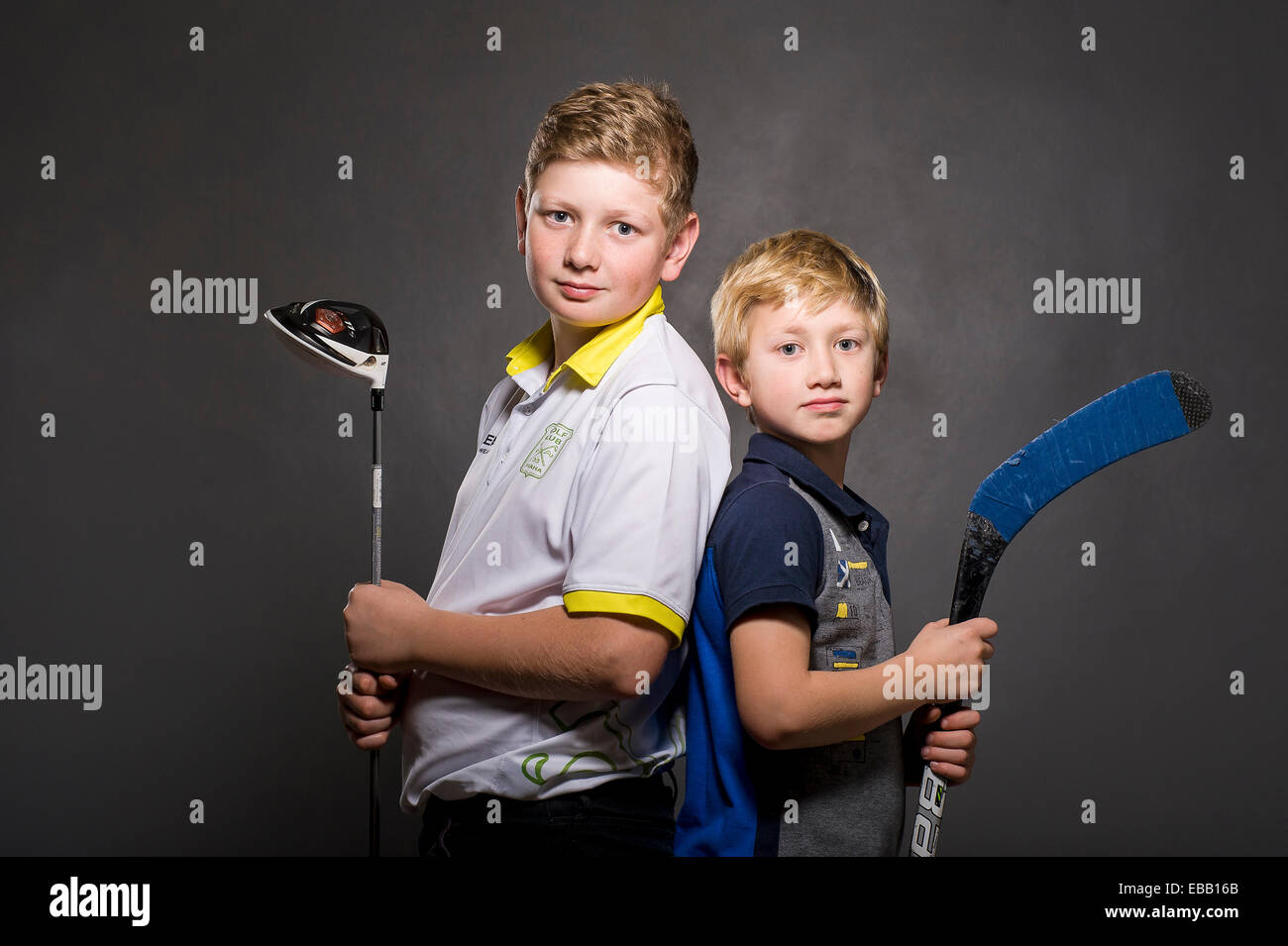 Studio photo de jeunes frères sportsman Banque D'Images