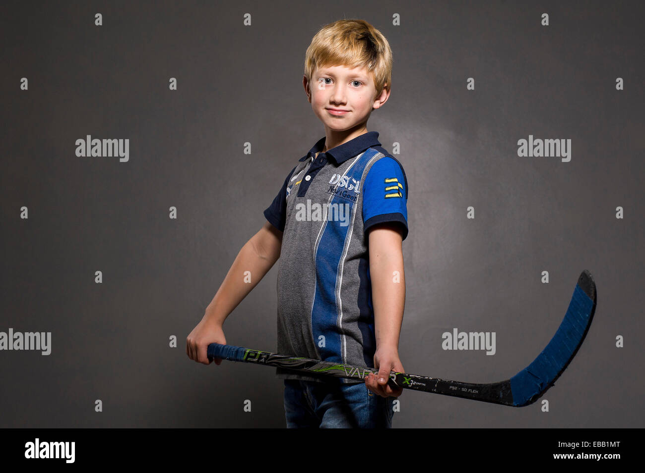 Studio photo de jeune joueur de hockey sur glace - sportif Banque D'Images