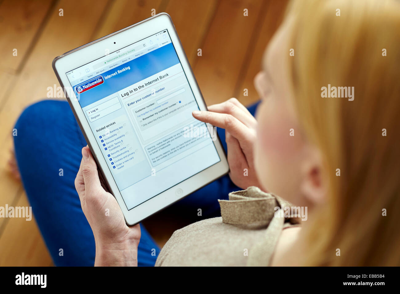 Femme d'avion en ligne en utilisant un iPad Banque D'Images