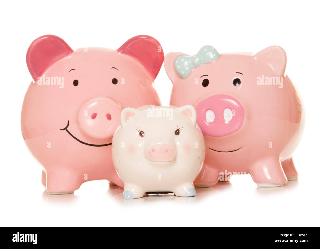 Économiser de l'argent en tant que famille découpe Piggy Banks Banque D'Images
