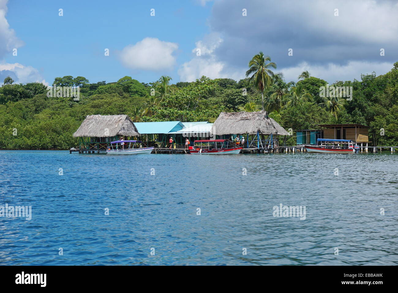 Le restaurant tropical sur la mer avec des bateaux à quai et une végétation luxuriante, des Caraïbes, Bocas del Toro, PANAMA, Amérique Centrale Banque D'Images