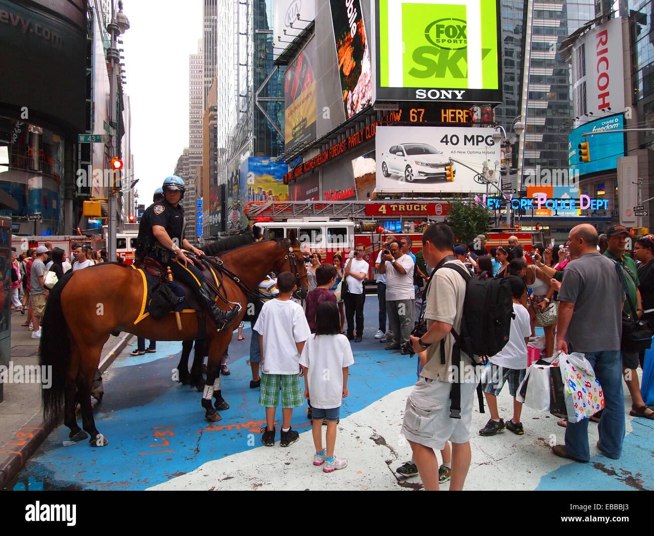 Les touristes de prendre des photos de New York Police Department Canada agents de l'unité et de chevaux. Banque D'Images