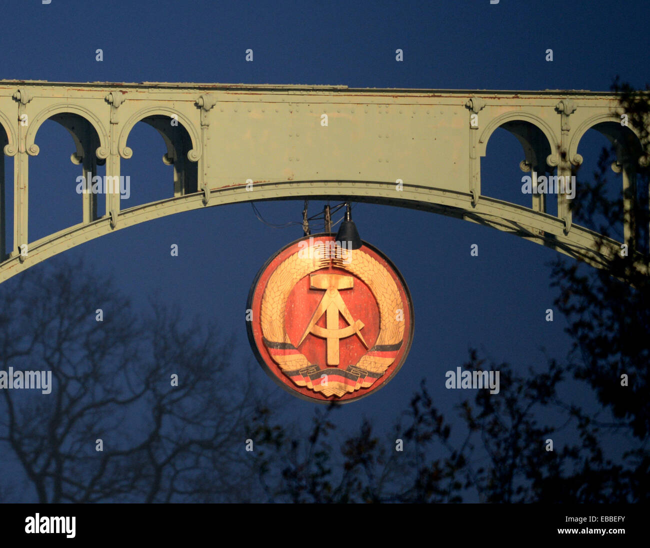 Potsdam, Allemagne. 28 Nov, 2014. Les armoiries de l'Allemagne de l'est d pend du Glienick (Pont Glienicker Bruecke) dans un décor de cinéma pour ressembler à 1962 à Potsdam, Allemagne, 28 novembre 2014. Le pont sera fermé du jeudi au lundi pour le tournage à Hollywood Spielberg directeur nouveau thriller d'espionnage. Photo : RALF HIRSCHBERGER/dpa/Alamy Live News Banque D'Images