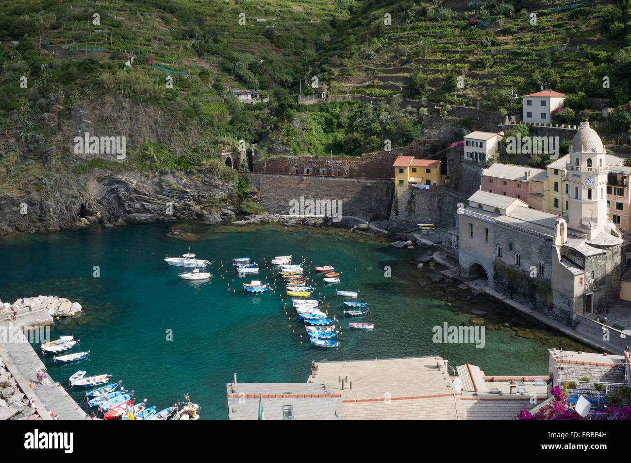Vue supérieure, petit port de Vernazza Cinque Terre Italie Banque D'Images